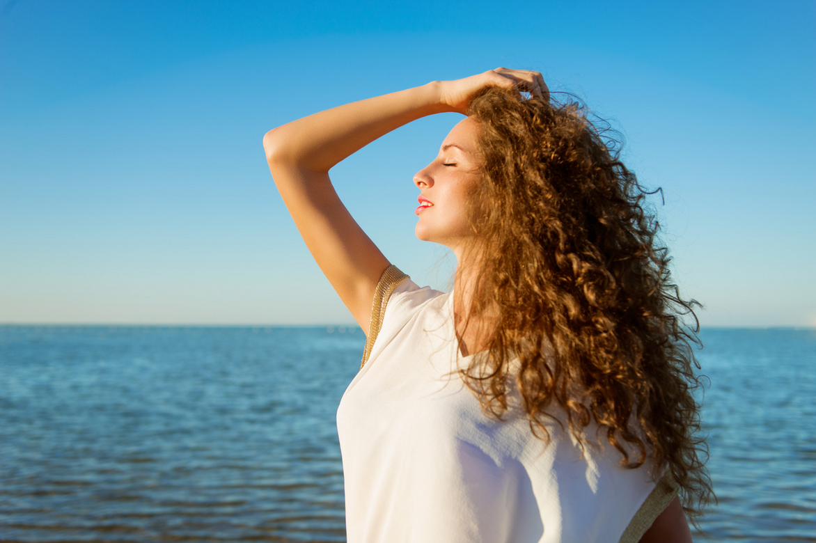 ¿Cómo la mascarilla del cabello te ayuda luego de la exposición al sol?